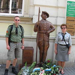 Przed pomnikiem Andrzeja Małkowskiego przed Komendą Chorągwi Krakowskiej